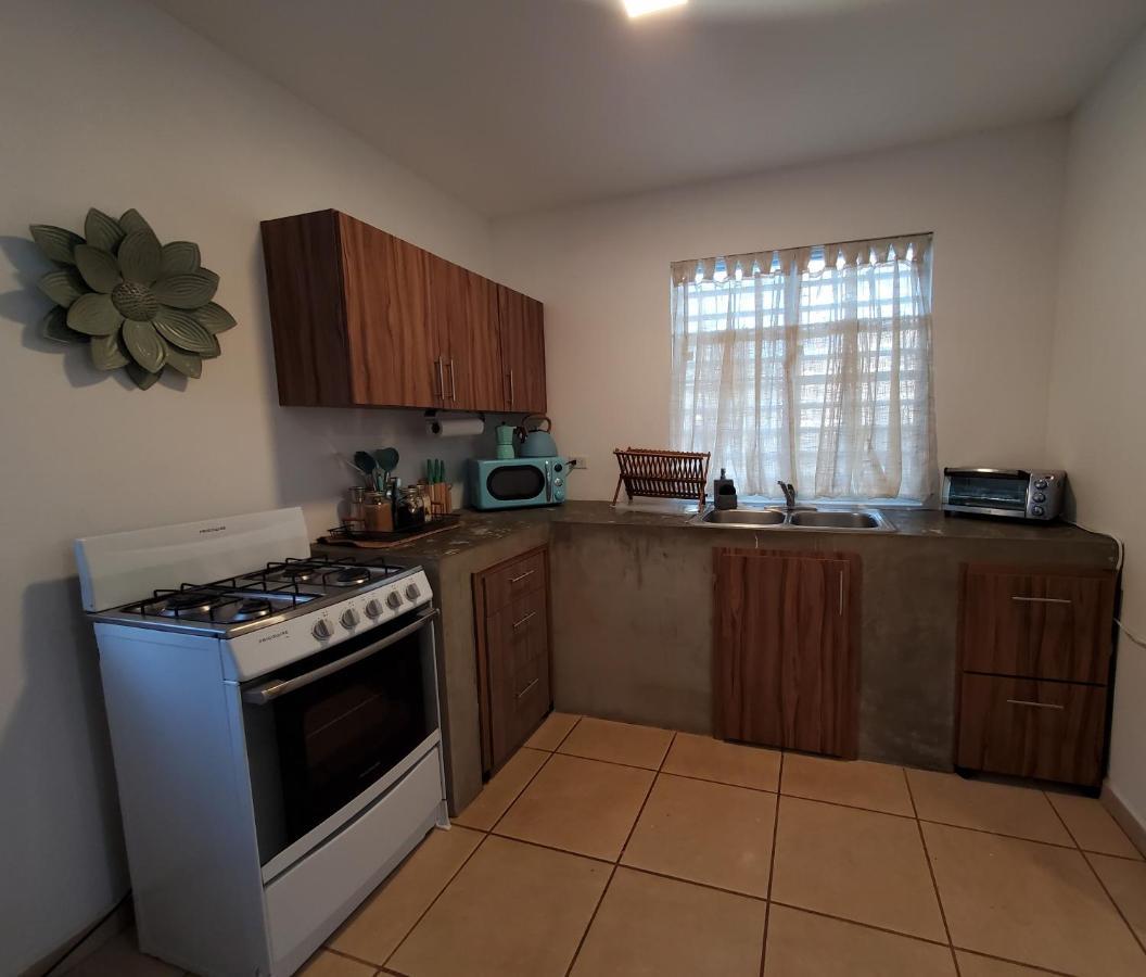 Aguadilla Waves Apt Free Parking & Wifi 8 Minute Walk From Crashboat Beach Eksteriør billede